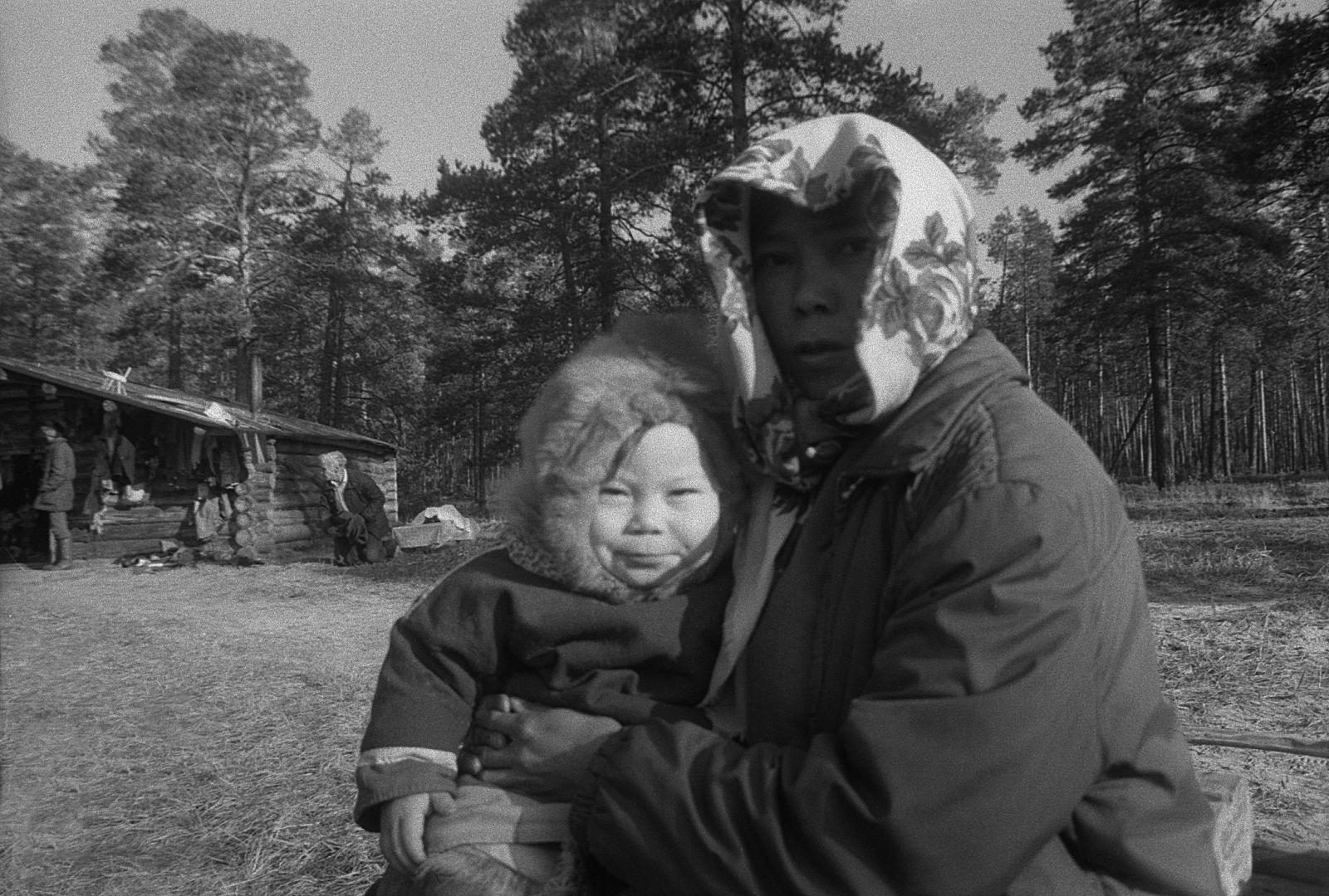 Handi naised ja lapsed tare juures (1988)