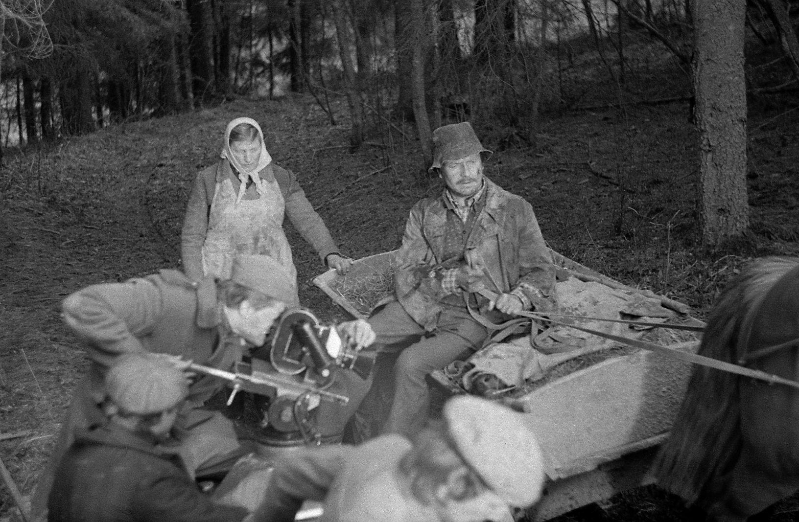 Roosi Piiri osatäitja Nelli Taar ja Jüri Piiri osatäitja Rudolf Allabert. Kaamera taga operaator Arvo Iho.  