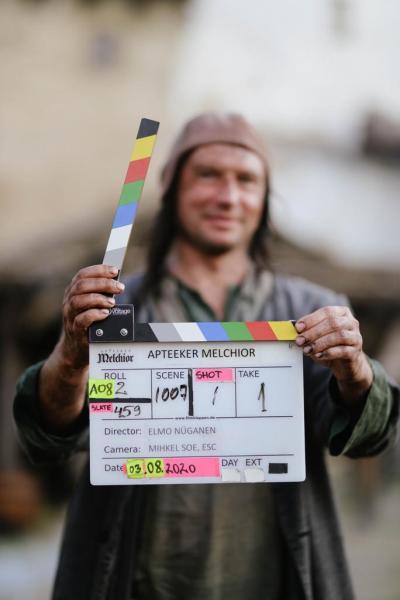 Mängufilm Apteeker Melchior (2022) - Fotod Robert Lang, Liisabet Valdoja, Jan Viljus, Eneli Rohtla, Ilja Smirnov, Anastassia Volkova, Gerli Tooming - Taska Film, Nafta Films, Apollo Film Productions, HansaFilm