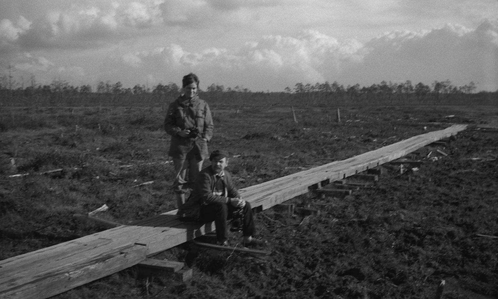 Filmigrupi peatus Agani külas (1985) -  Foto Enn Säde