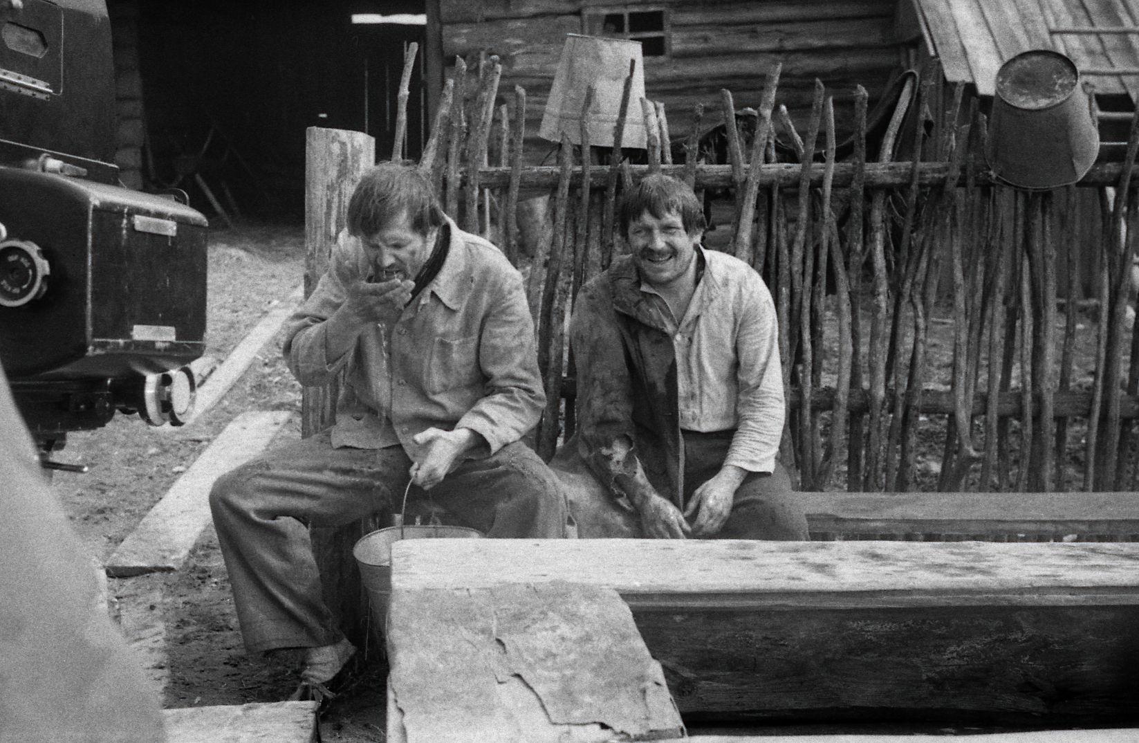 Sülitavad hambaid välja. Võõra osatäitja Evald Aavik ja Jüri Piiri osatäitja Rudolf Allabert.