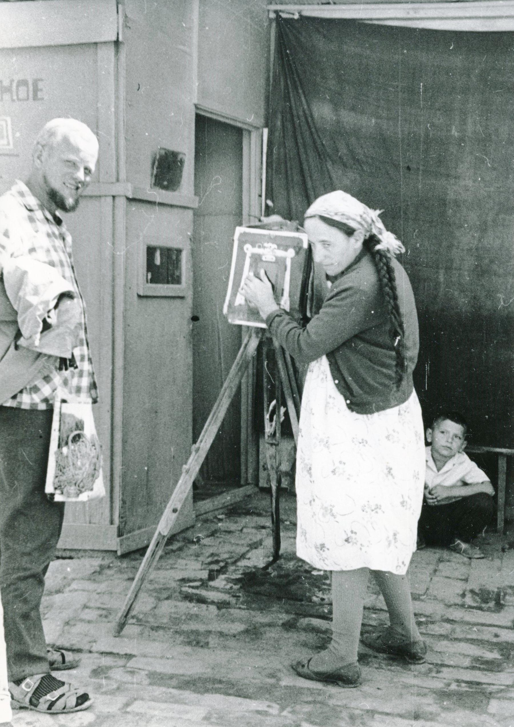 Taškendi turufotograafi kõrval seisab Peet Väinastu (1967)