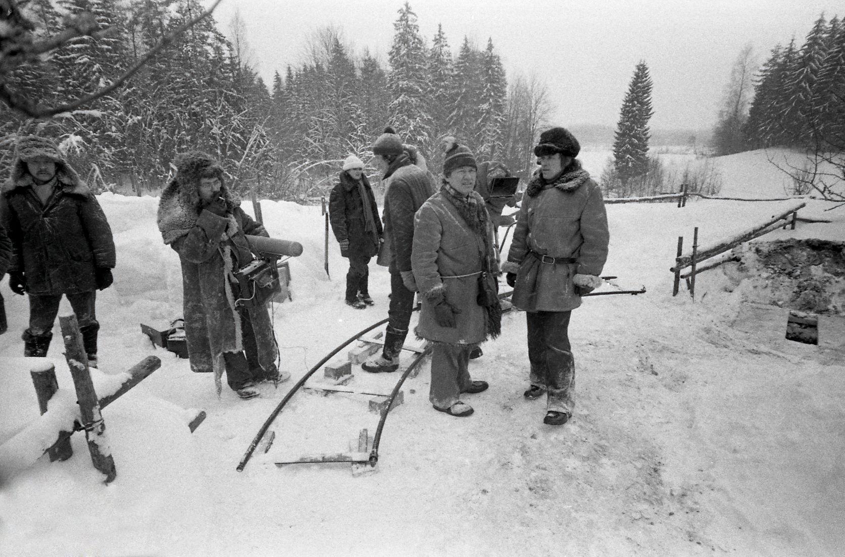 Esiplaanil operaator Arvo Iho ja režissöör Olav Neuland.