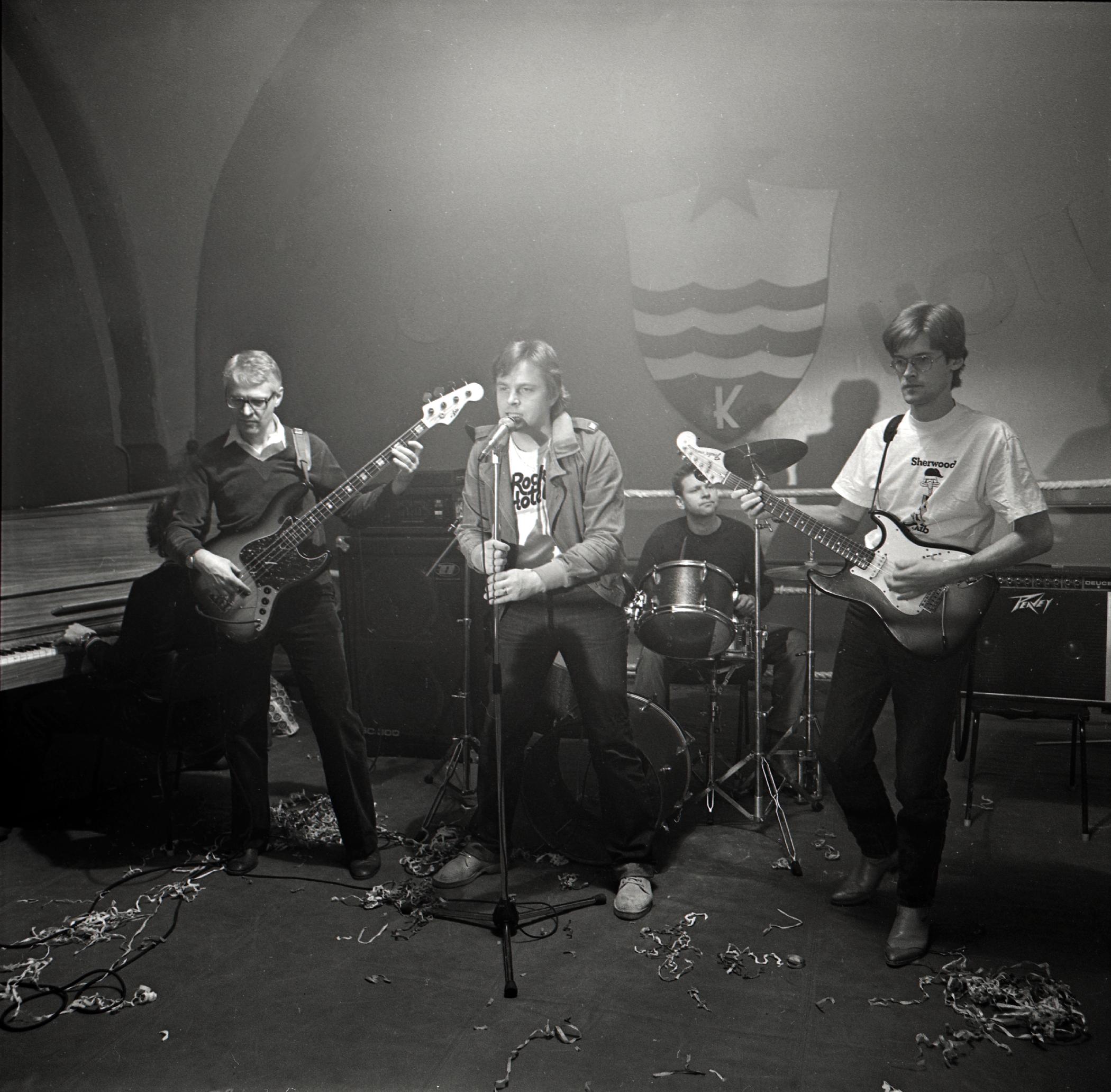 Ansambel Rock Hotel. Heigo Mirka (basskitarr), Ivo Linna (solist), Andres Põldroo (soolokitarr), Harry Kõrvits (trummid)