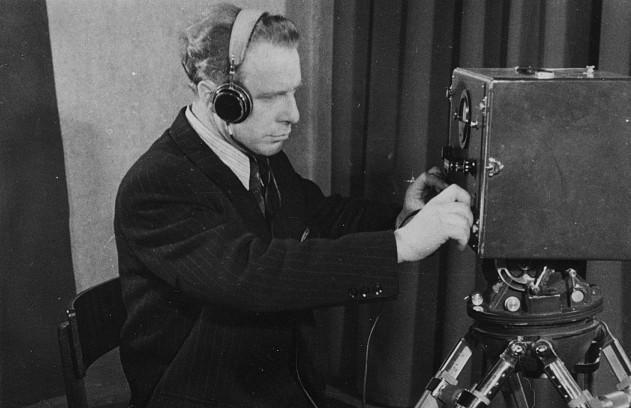 Helioperaator Herman Vahtel Tallinna Kinostuudios. Kaader kinokroonikast „Päev Tallinna Kinostuudios“ (1950), Ringvaade „Nõukogude Eesti“ nr 4, 10. veebruar 1950, 3/4