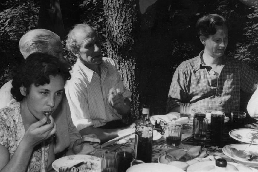 Metsamuinasjutu (1960) filmigrupp Randveres. Esiplaanil monteerija Virve Sirel