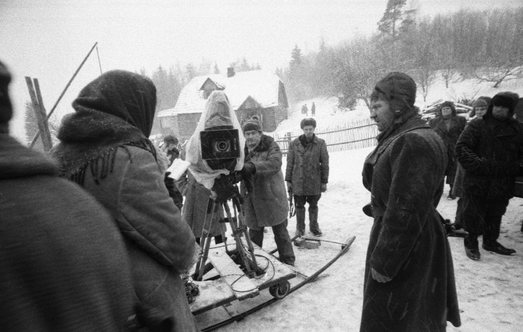 Kaamera kõrval operaator Arvo Iho, paremal Tiit Paljasmaa osatäitja Tõnu Kark. 