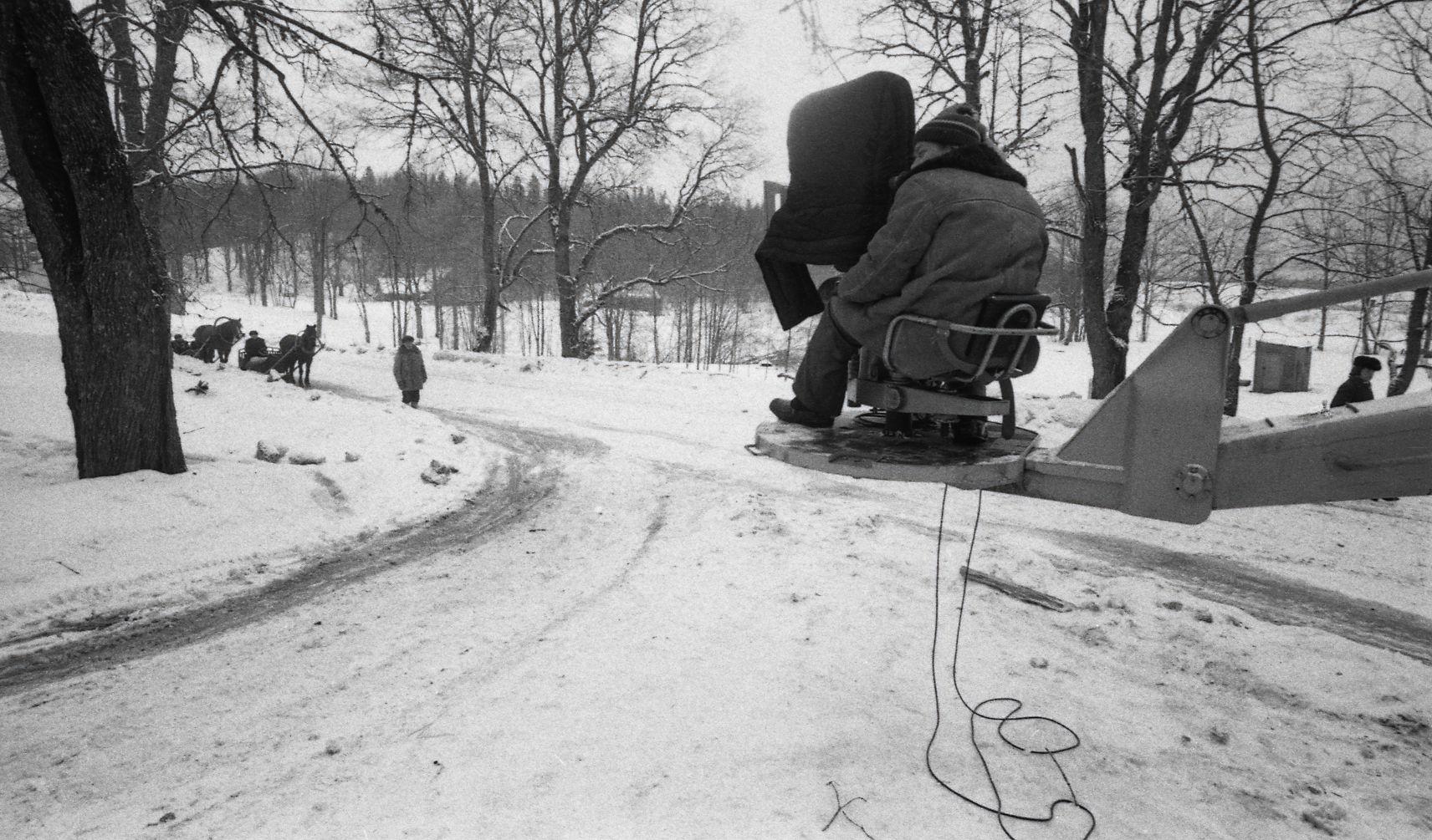 Viljavoori filmimine Ruusmäel. Kraana peal operaator Arvo Iho.