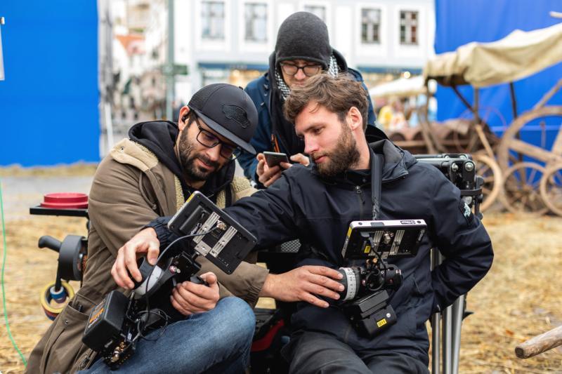 Mängufilm Apteeker Melchior (2022) - Fotod Robert Lang, Liisabet Valdoja, Jan Viljus, Eneli Rohtla, Ilja Smirnov, Anastassia Volkova, Gerli Tooming - Taska Film, Nafta Films, Apollo Film Productions, HansaFilm