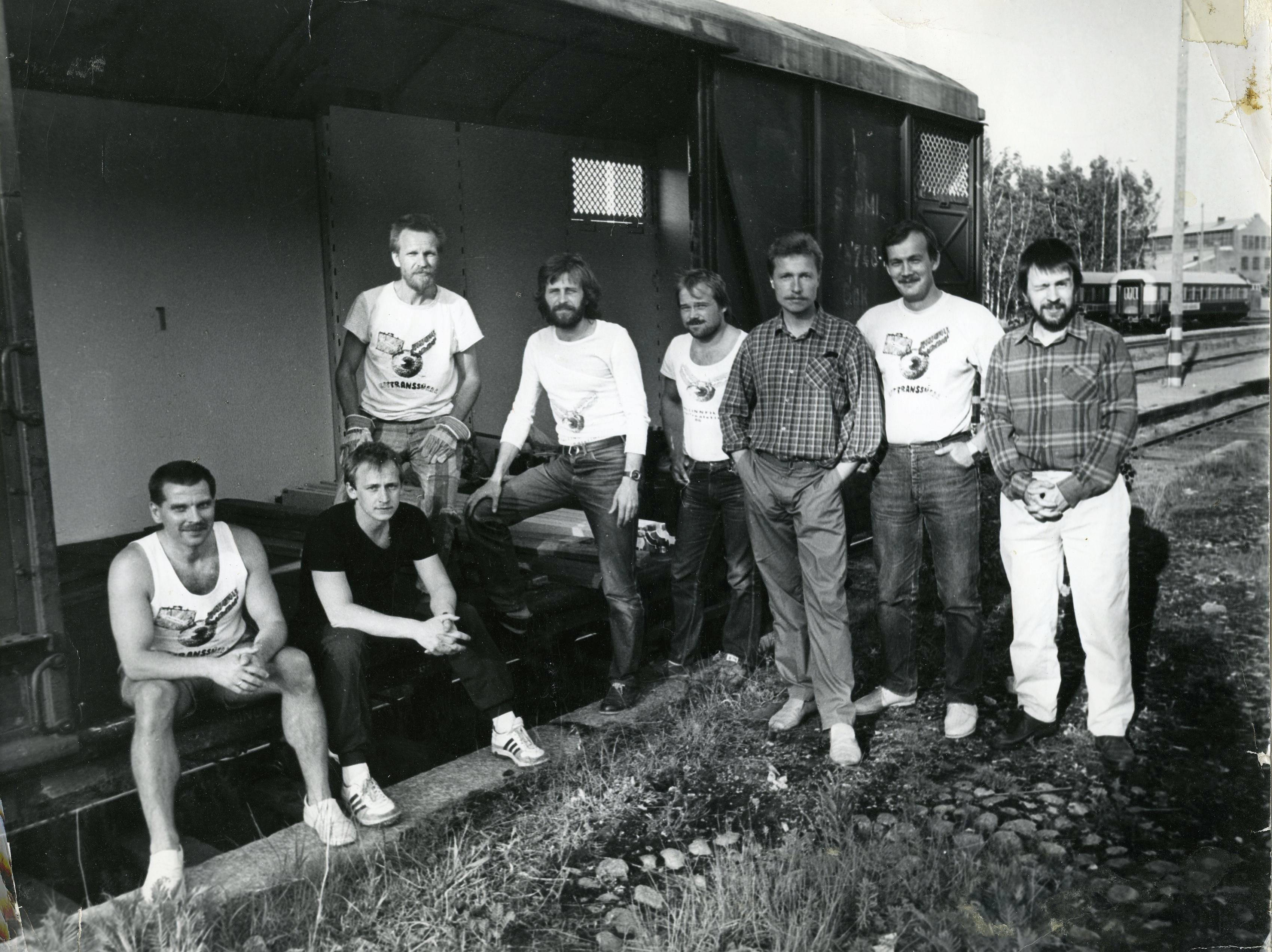 Tallinnfilmi sürrealistid Esttranssürr Vaasas (mai 1989). Mati Kütt, Vahur Kersna, Kalju Kivi, Tõnu Talivee, Miljard Kilk, Hillar Mets, Heiki Ernits, Rao Heidmets - Foto Tõnu Talivee