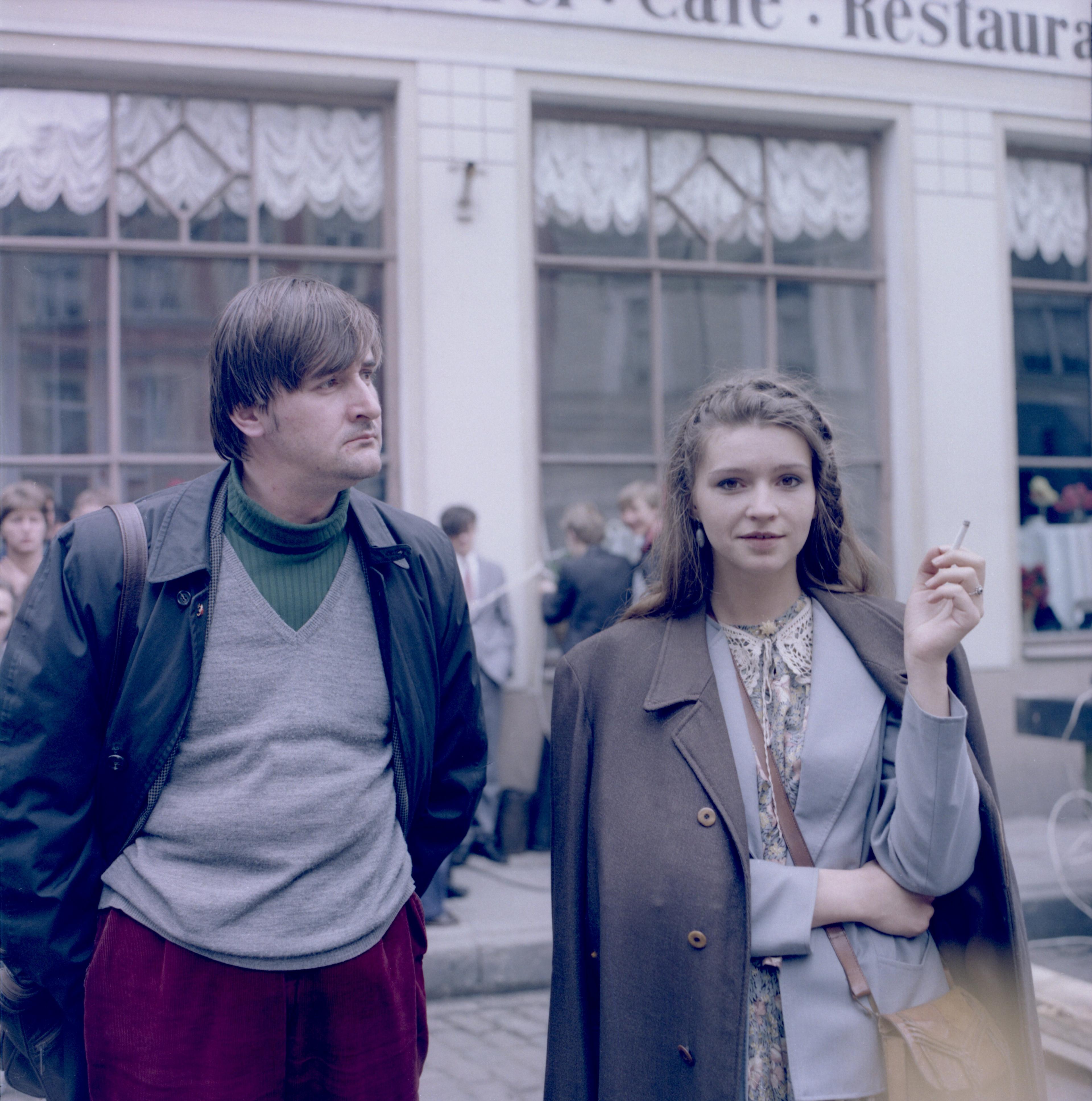 Filmivõtted Suur-Karja tänaval. Kunstnik Tõnu Virve ja kunstniku assistent kostüümi alal Mare Raidma