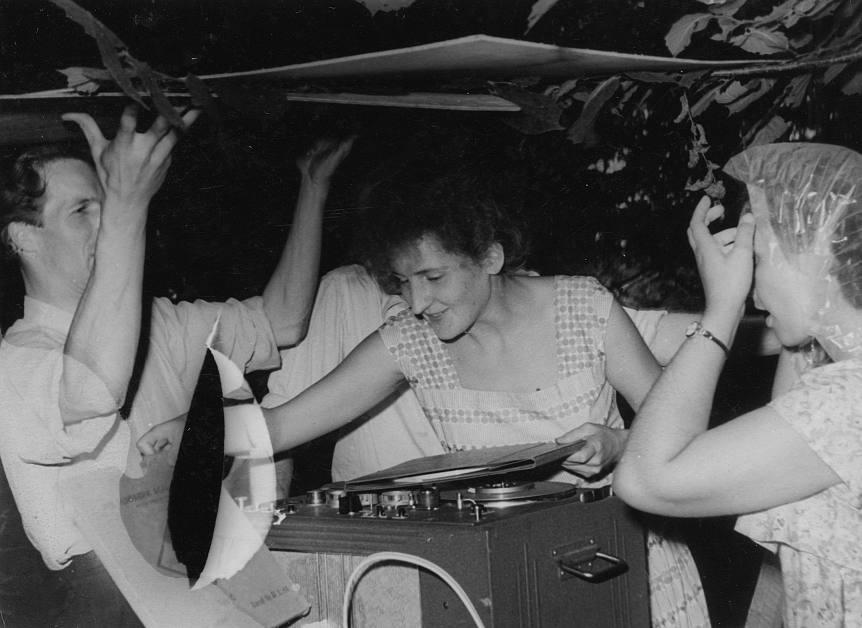 Metsamuinasjutu (1960) filmigrupp Randveres. Multivõtete operaator Kalju Kivi, helioperaator Kadi Vihalem ja monteerija Virve Sirel