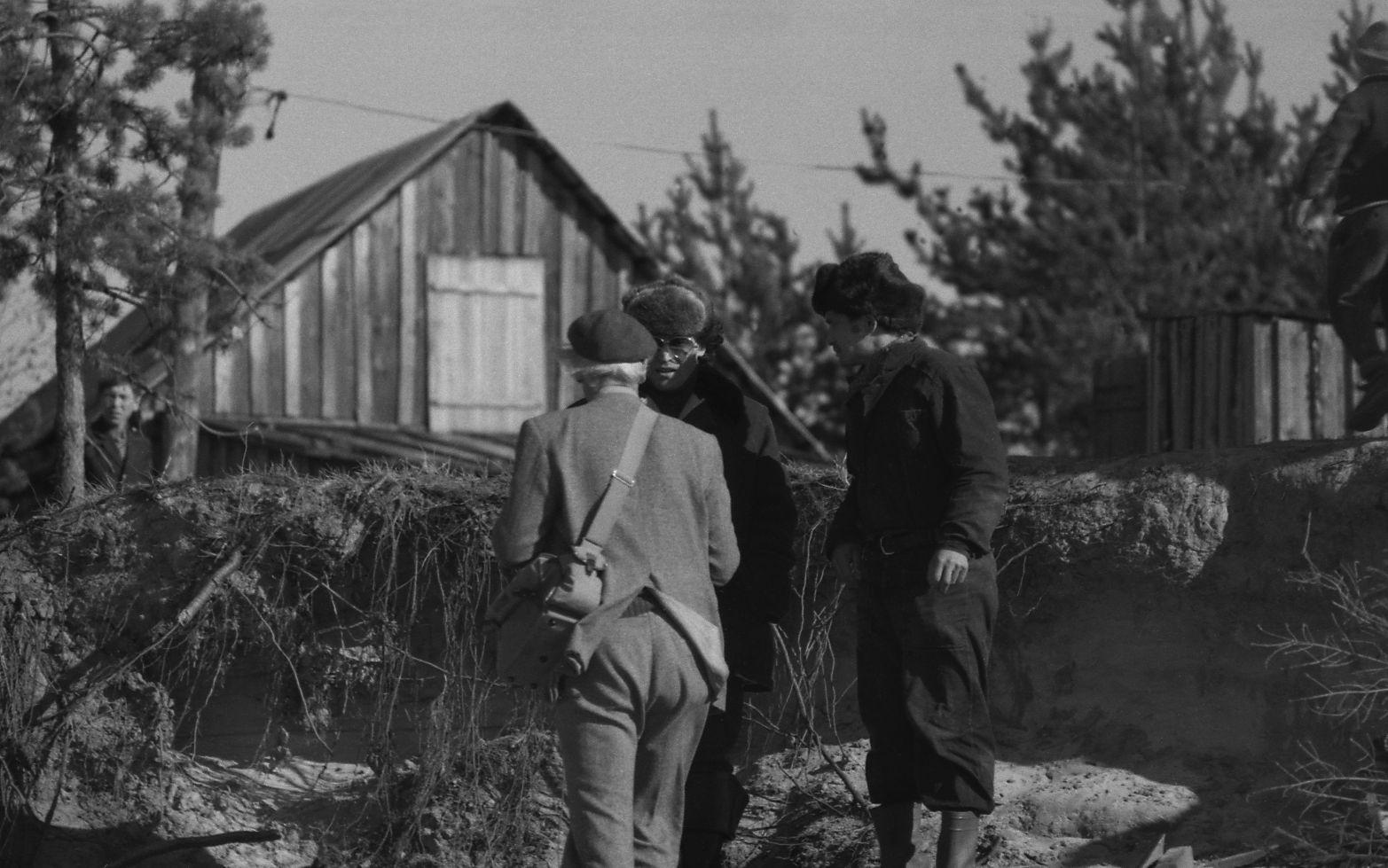 Filmigrupi peatus Agani külas (1985) -  Foto Enn Säde
