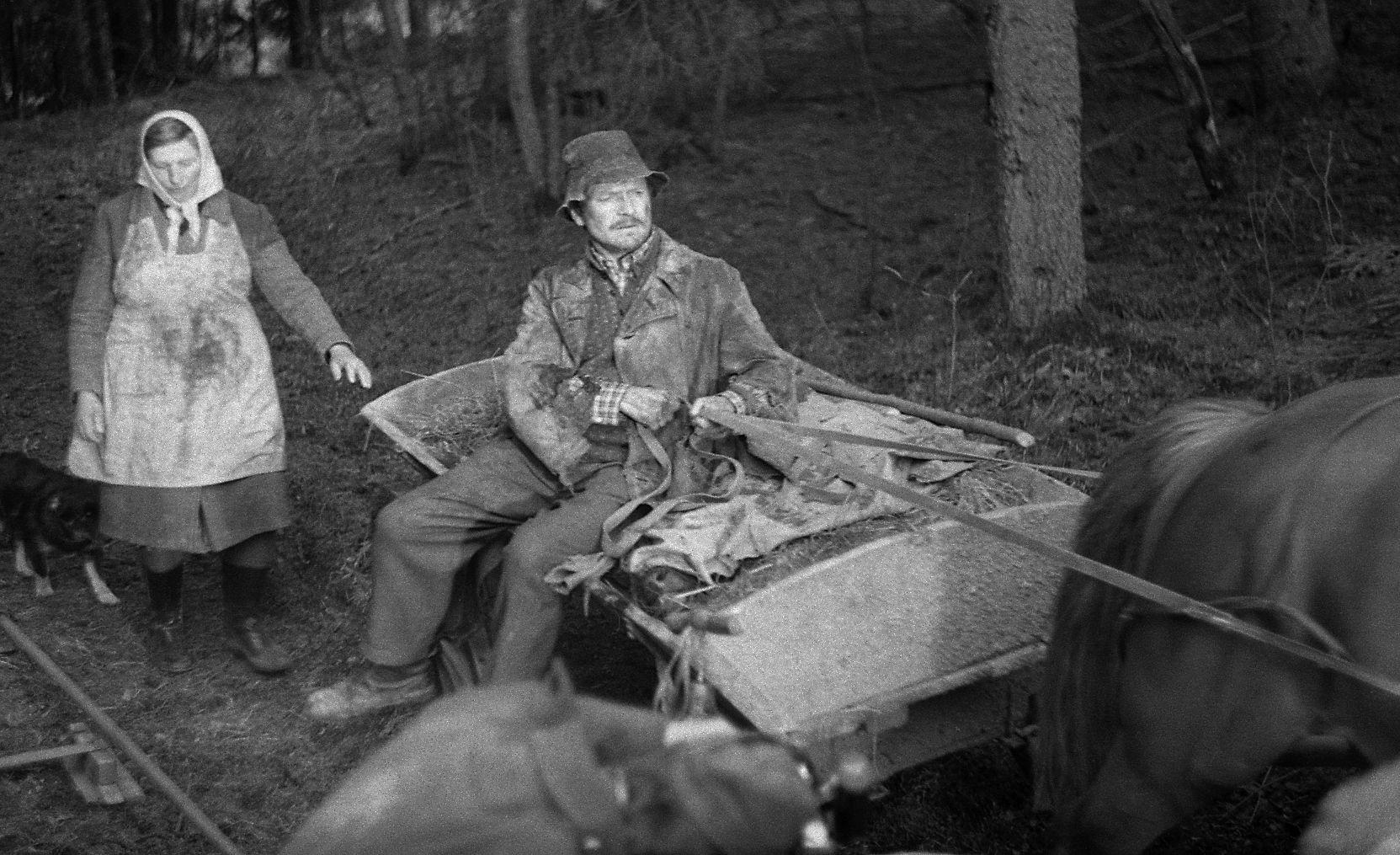 Filmi algusepisood,  perenaine ja  peremees tulevad õhkulennand lehma jäänustega. Roosi Piiri osatäitja Nelli Taar ja Jüri Piiri osatäitja Rudolf Allabert. 