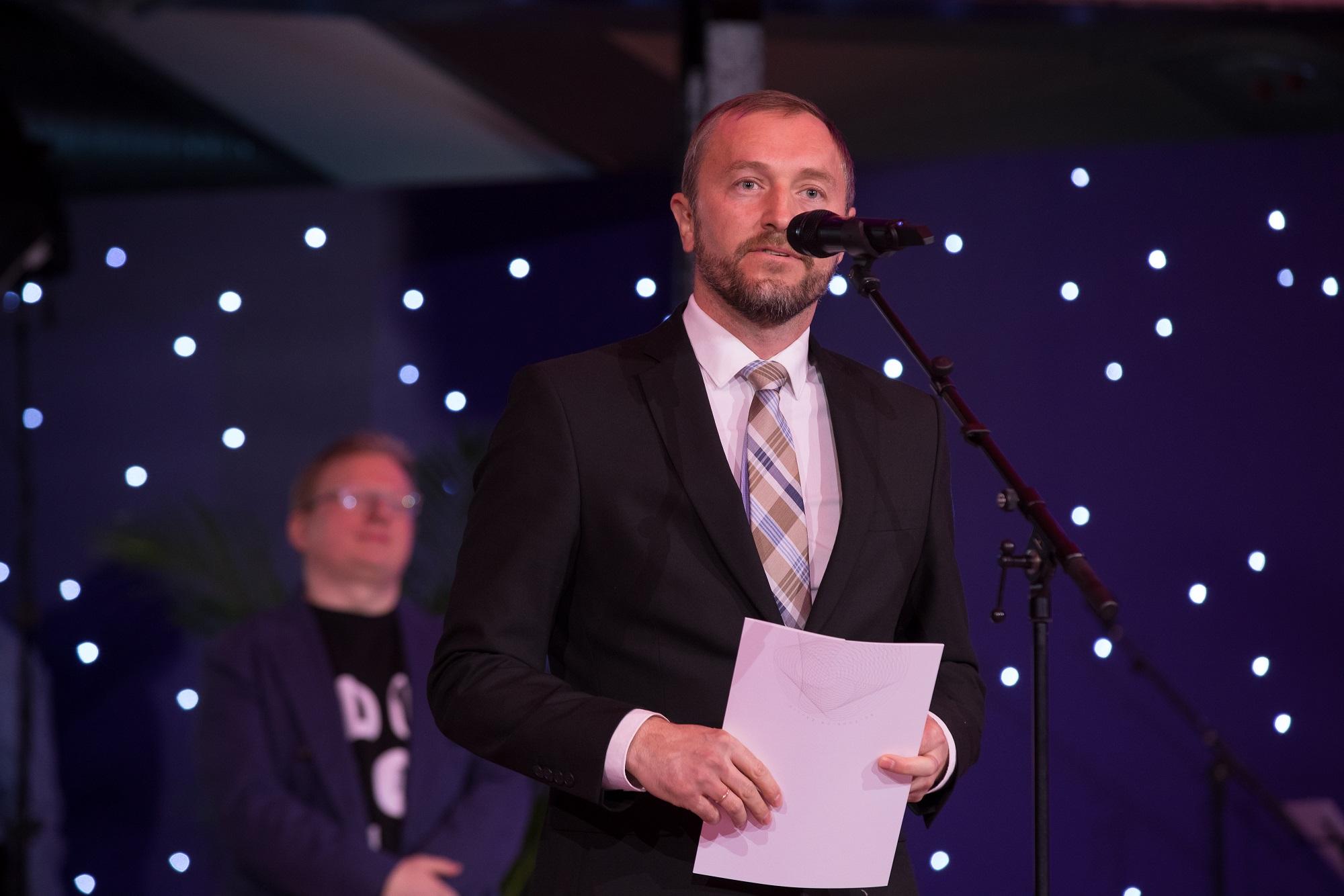 Kultuurkapitali audiovisuaalse kunsti sihtkapitali aastapreemia laureaat, aasta portreefilmi Jagatud valgus režissöör Kullar Viimne - Foto Egert Kamenik - Eest Kultuurkapital