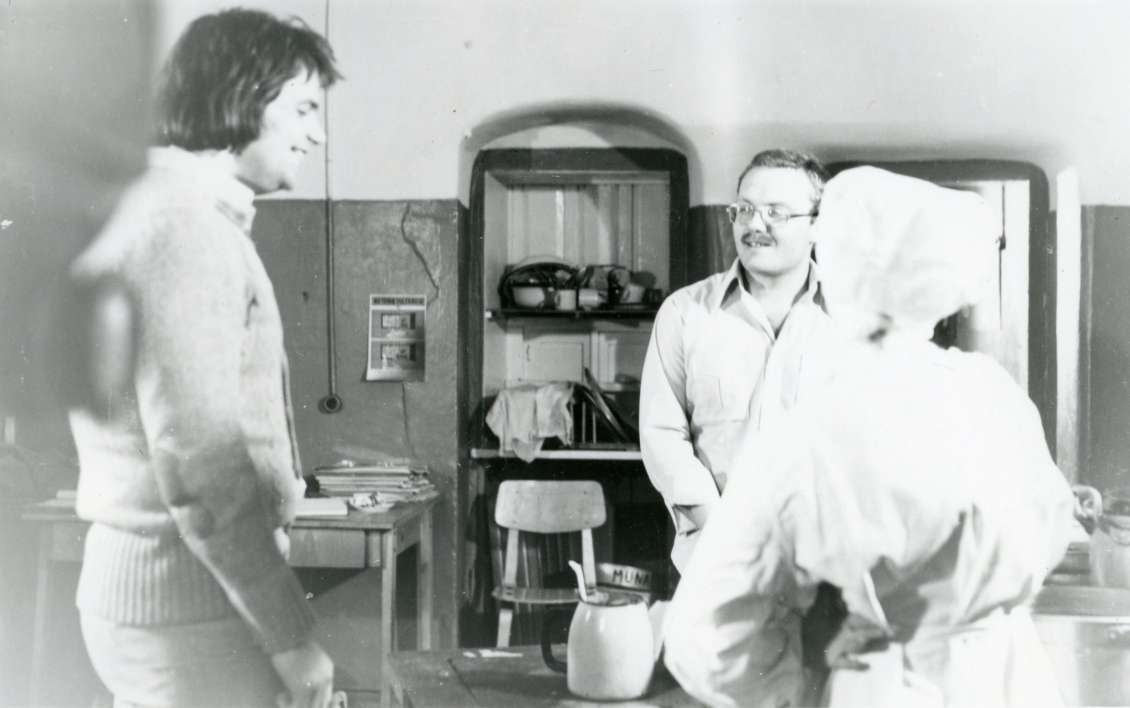 Filmivõtetel - Lembit Savikase osatäitja Tõnu Kilgas, režissöör Peeter Simm, Ülle osatäitja  Reet Paavel