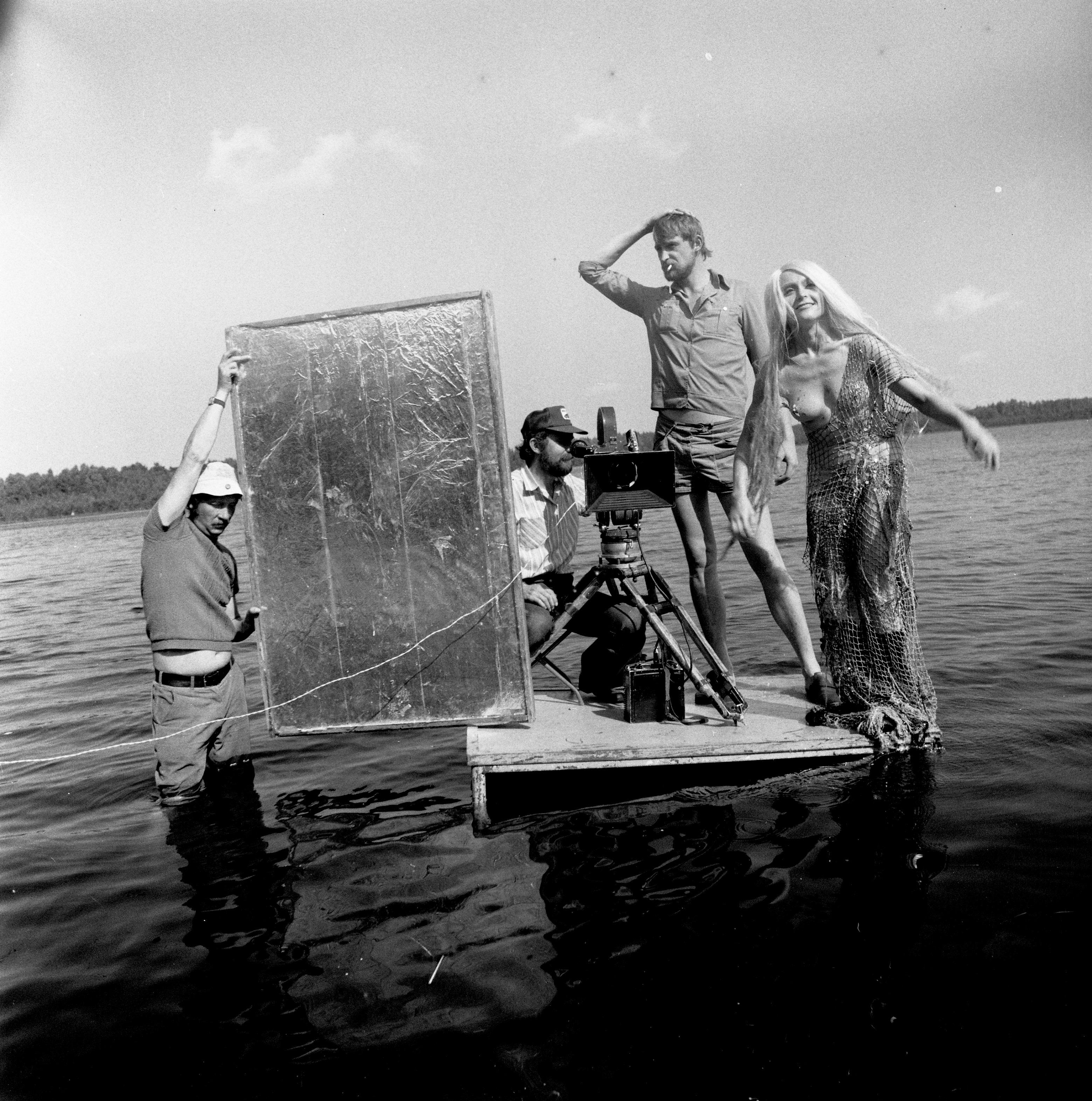Filmivõtted Kirikumäe järvel Võrumaal. Valgustaja Peeter Jürgenson, operaator Ago Ruus, näki osatäitja Heli Kohv, valgustaja Lauri Mardla