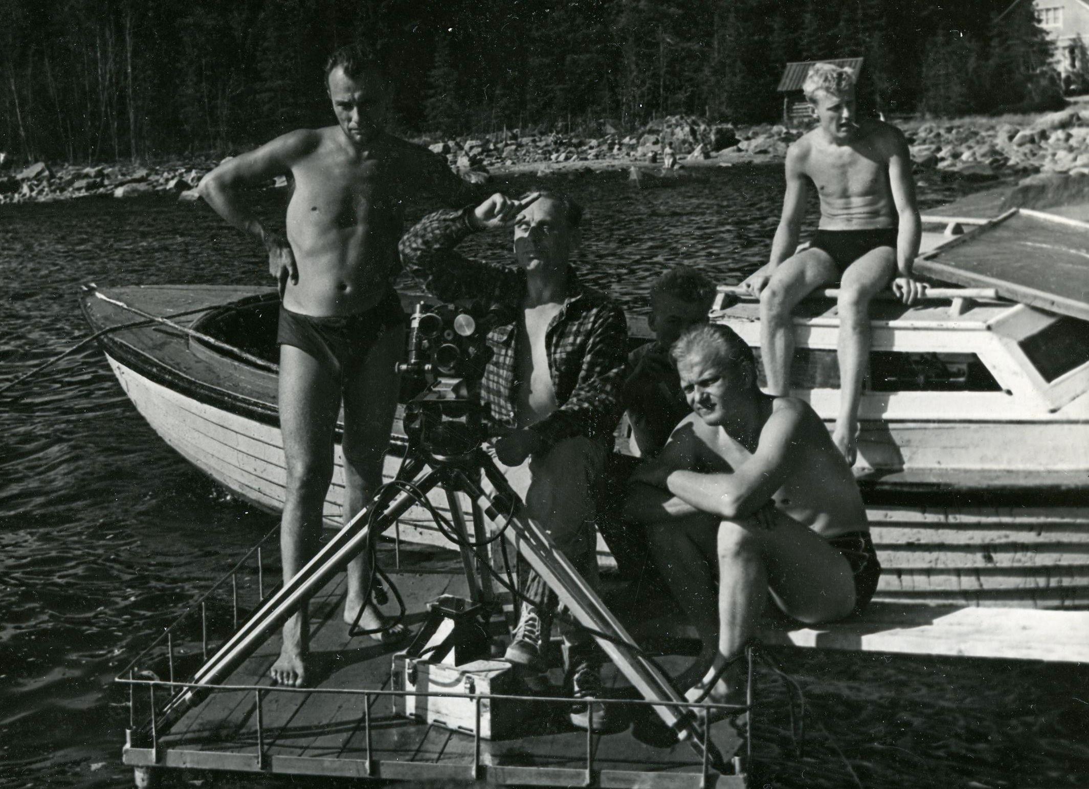 Filmivõtted Laadoga järve ääres Karjalas. Operaator Harry Rehe, II režissöör Grigori Kromanov, operaatori II assistent Teet Taumi, režissöör Jüri Müür

