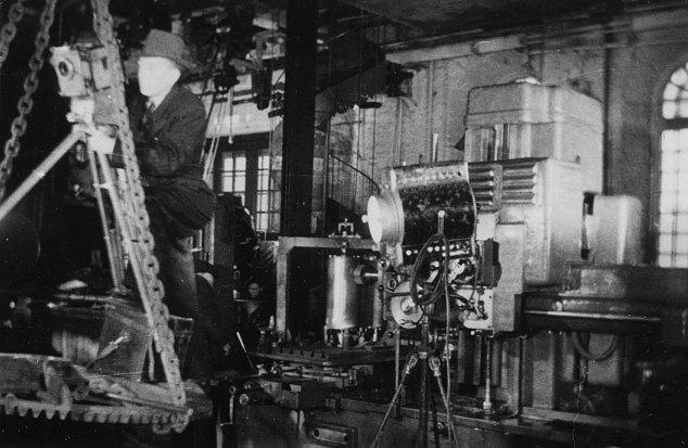 Tehases Volta filmib režissöör-operaator Konstntin Märska - valmib dokumentaalfilm „Taassündinud tehas“ (1949). Kaader kinokroonikast „Päev Tallinna Kinostuudios“ (1950), Ringvaade „Nõukogude Eesti“ nr 4, 10. veebruar 1950, 3/4