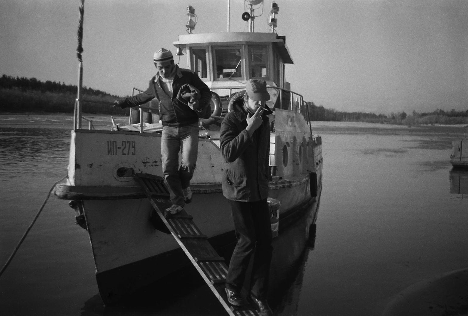 Filmigrupi peatus Agani külas (1985) -  Foto Enn Säde