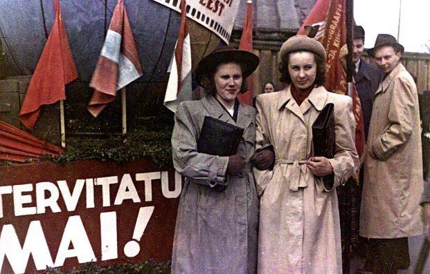 Olgu tervitatud 1. mai! Edel Raie ja Virve Laev kinostuudio kolleegidega 1. mai demonstratsioonil Tallinnas