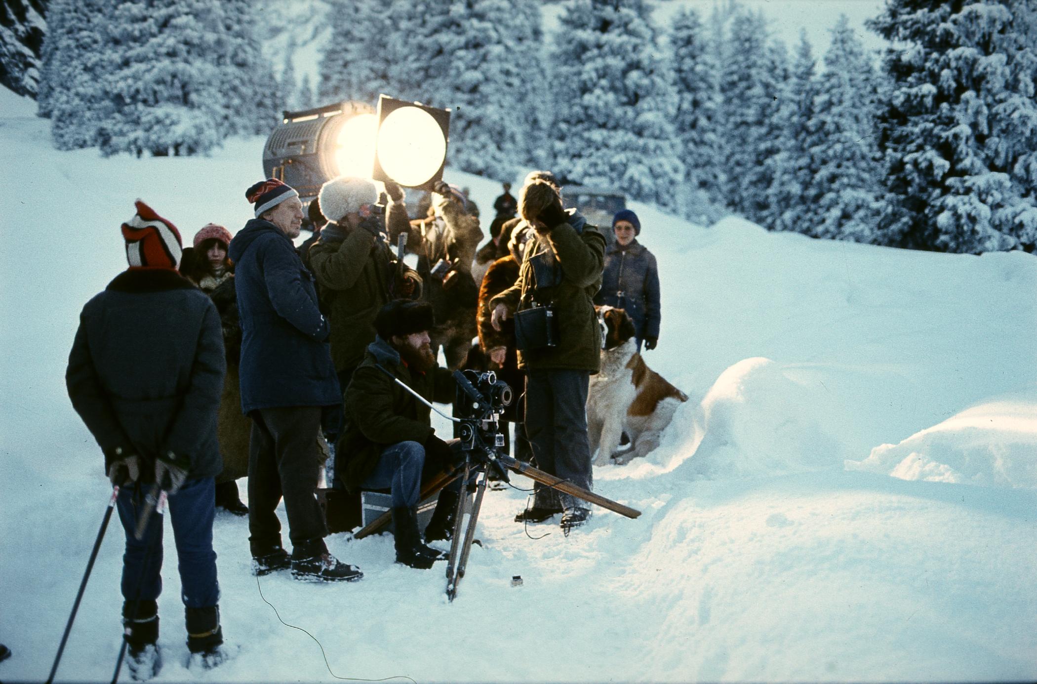 Filmigrupp Ala-Tau kõrgmäestikus. Mägivõtetel osaleb Alma-Atast laenatud koer nimega Antei 