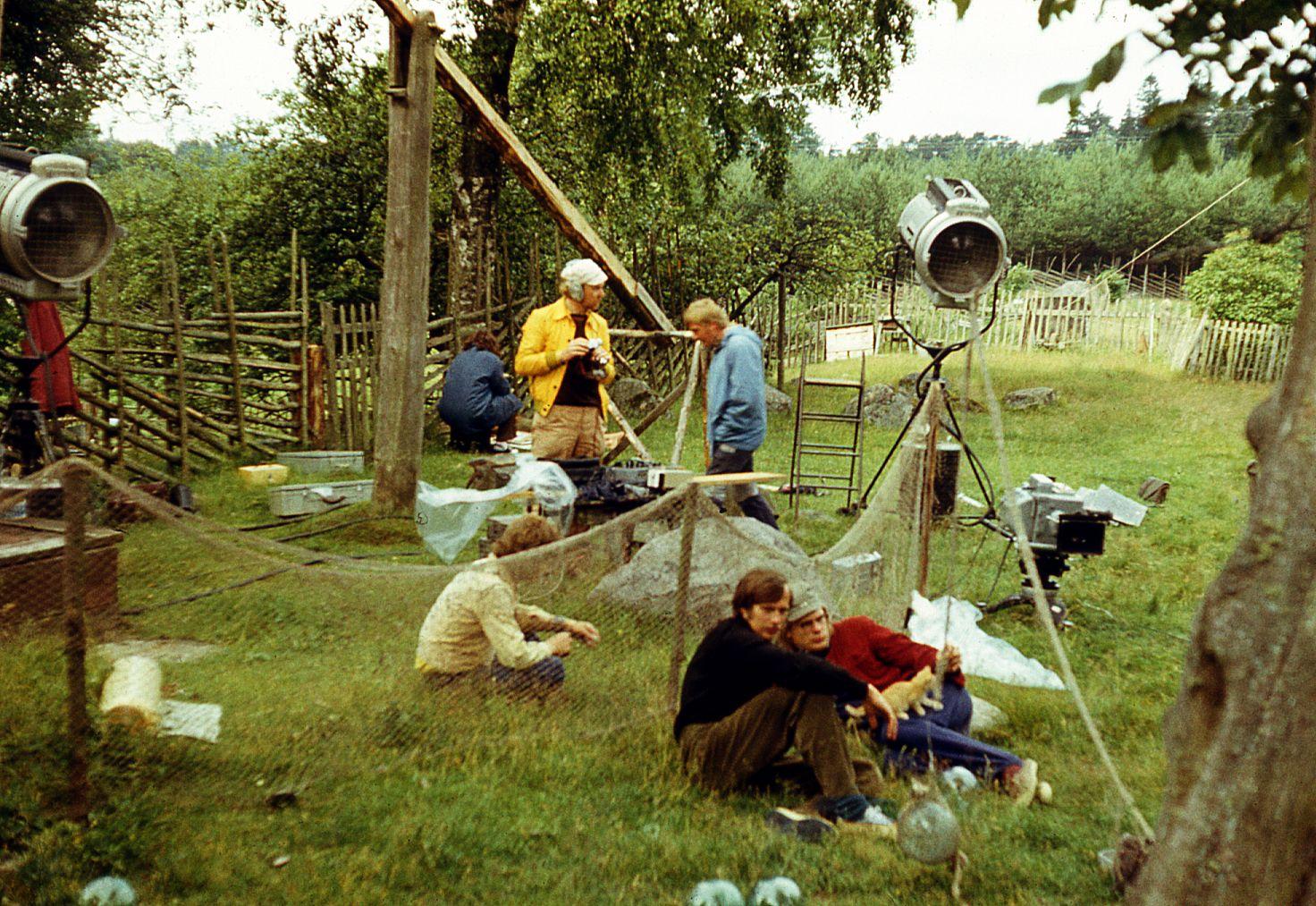 Kollases helirežissöör Enn Säde, sinises fotograaf Jüri Poljakov, ees Viljo Saldre ja režissöör Jaan Tooming.