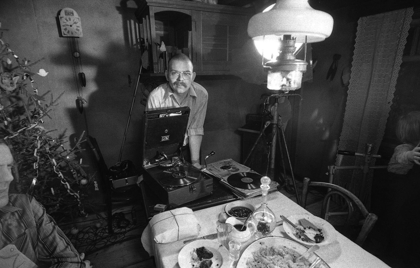 Jõuluõhtu filmimine paviljonis. Helioperaatori assistent Ahti Mänd. 