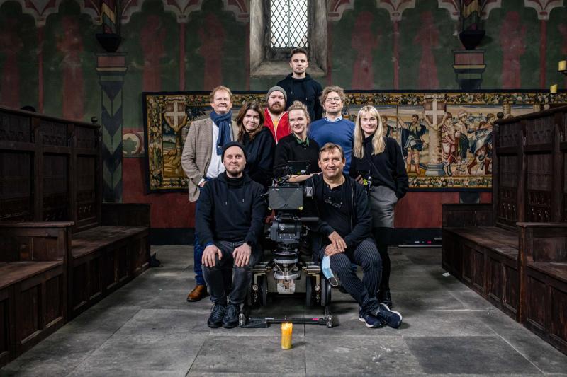 Mängufilm Apteeker Melchior (2022) - Fotod Robert Lang, Liisabet Valdoja, Jan Viljus, Eneli Rohtla, Ilja Smirnov, Anastassia Volkova, Gerli Tooming - Taska Film, Nafta Films, Apollo Film Productions, HansaFilm