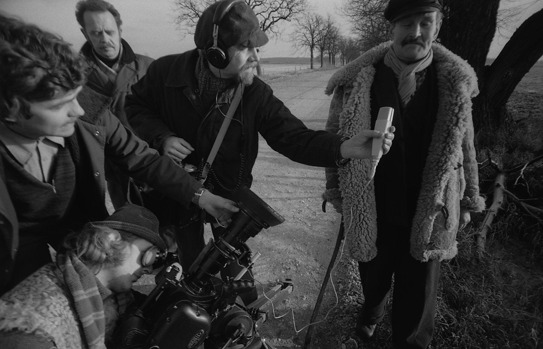Lauluvanaga Audrus. Režissöör-operaator Mark Soosaar, operaatori assistent Kalle Jürgens, Riia filmistuudio kaameratehnik, helioperaator Enn Säde ja rahvalaulu esitaja, lauluvana Anton Kivi.