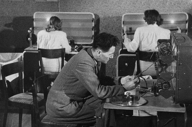 Esiplaanil filmirežissöör Nikolai Dolinski ringvaadet monteerimas, tagaplaanil monteerijad Viivi Koort ja Ludmilla Rosental. Kaader kinokroonikast „Päev Tallinna Kinostuudios“ (1950), Ringvaade „Nõukogude Eesti“ nr 4, 10. veebruar 1950, 3/4