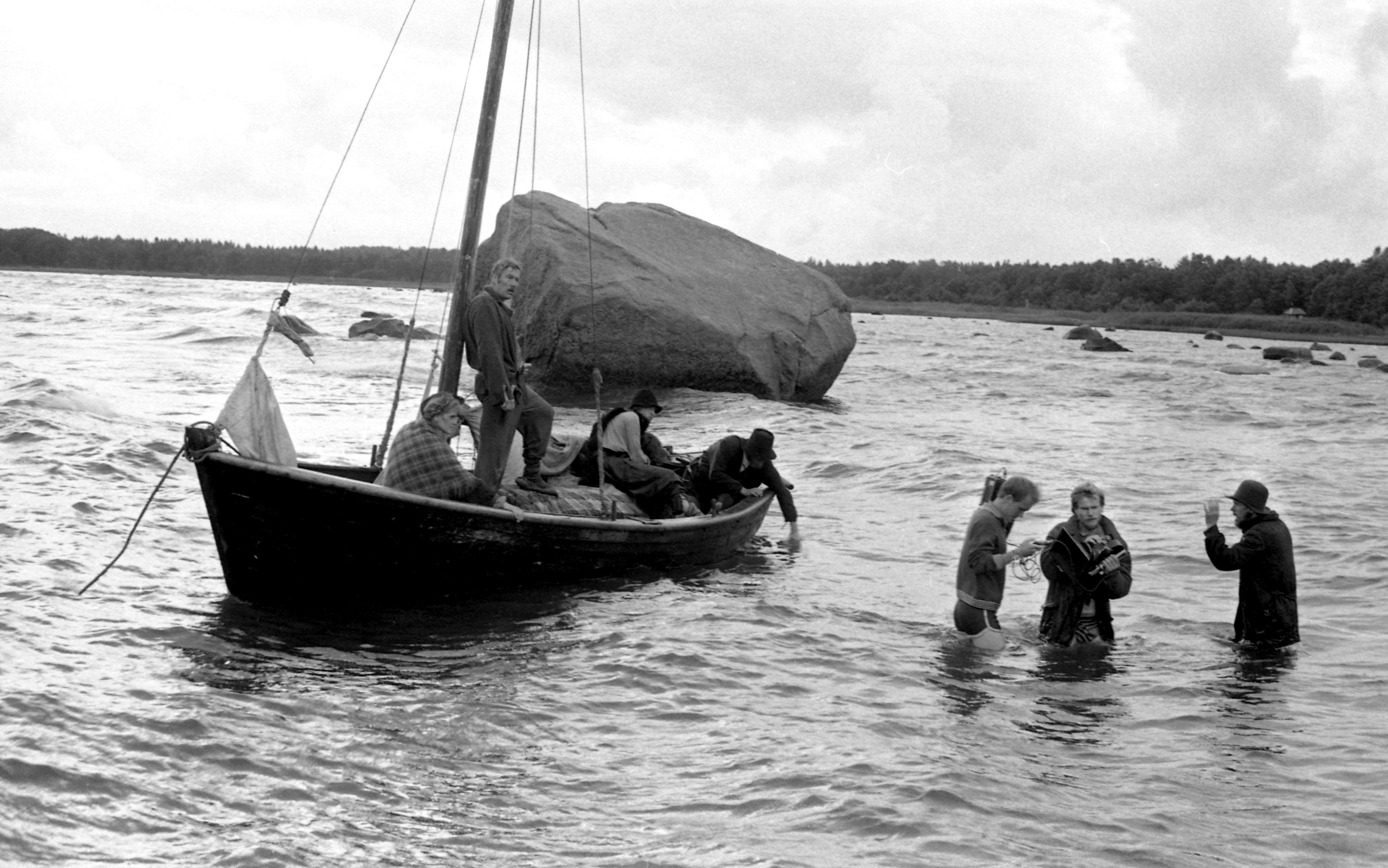 Filmivõtted Eru lahel. Walborgi osatäitja Inara Slucka, Brusa Thomase osatäitja Villem Indrikson, Clemeti osatäitja Martinas Budraitis, Jakobi osatäitja Evald Aavik, operaator Tõnis Lepik, režissöör Olav Neuland 