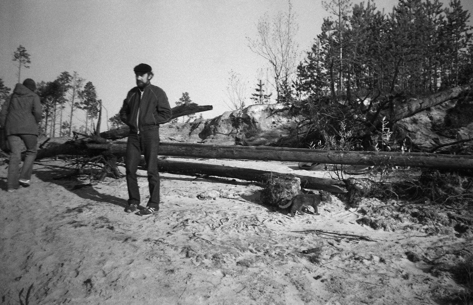 Filmigrupi peatus Agani külas (1985) -  Foto Enn Säde