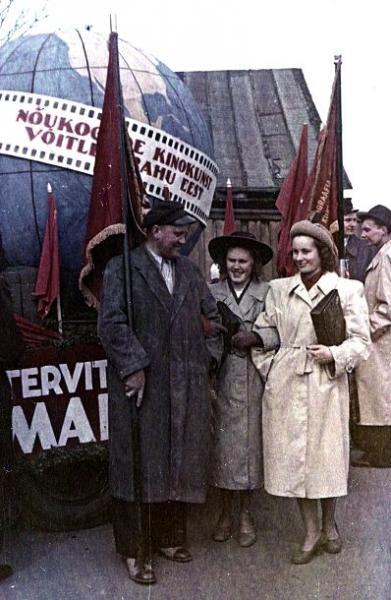 Nõukogude kinokunst - võitleme rahu eest. Edel Raie ja Virve Sirel 1. mai demonstratsioonil Tallinnas