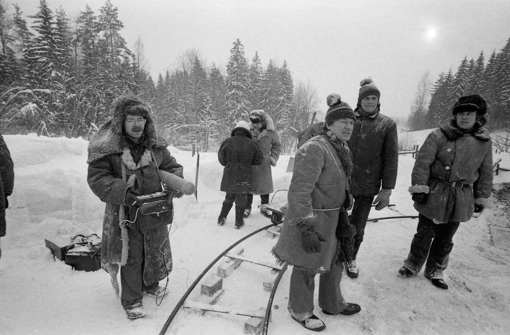 Helioperaatori assistent Ahti Mänd, seljaga monteerija Eha Meier, temaga vestleb operaatori assistent Ain Suurhans, operaator Arvo Iho, valgustaja ja režissöör Olav Neuland.