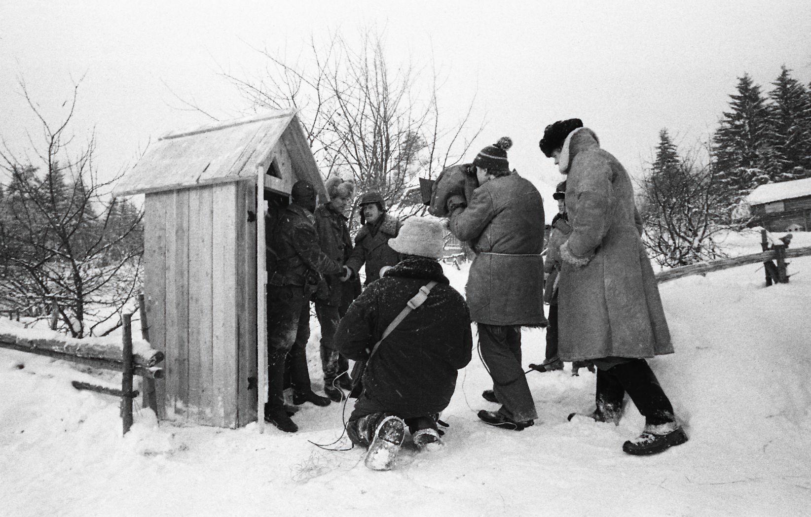 Näitlejad Tõnu Kark, Evald Aavik ja Rudolf Allabert. Kükitab helirežissöör Enn Säde, kaameraga operaator Arvo Iho, assisteerib Ain Suurhans.