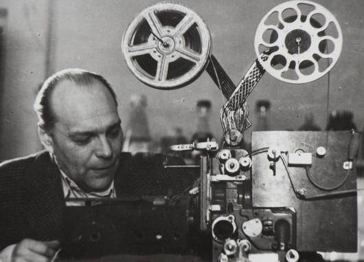 Johannes Tõnuvere omameisterdatud heliriba kleepimise seadmega (1960ndad) - Foto Aavo Kõiv - ERM