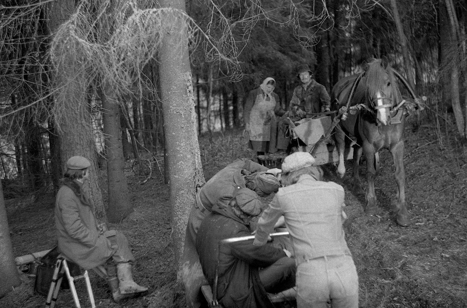 Filmi algusepisood,  perenaine ja  peremees tulevad õhkulennand lehma jäänustega. Roosi Piiri osatäitja Nelli Taar ja Jüri Piiri osatäitja Rudolf Allabert. 