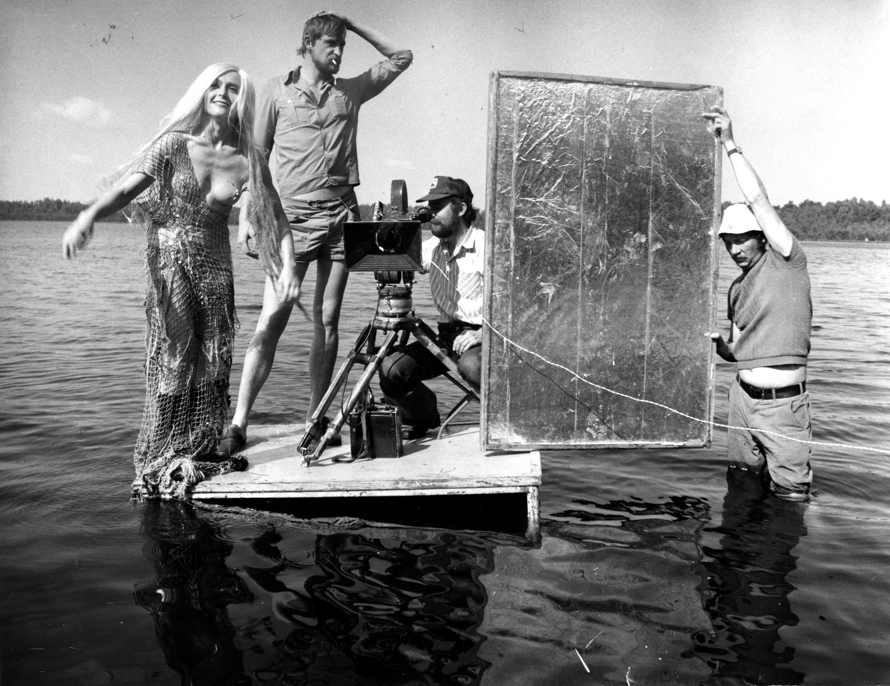 Filmivõtted Kirikumäe järvel Võrumaal. Näki osatäitja Heli Kohv, valgustaja Lauri Mardla, operaator Ago Ruus, valgustaja Peeter Jürgenson