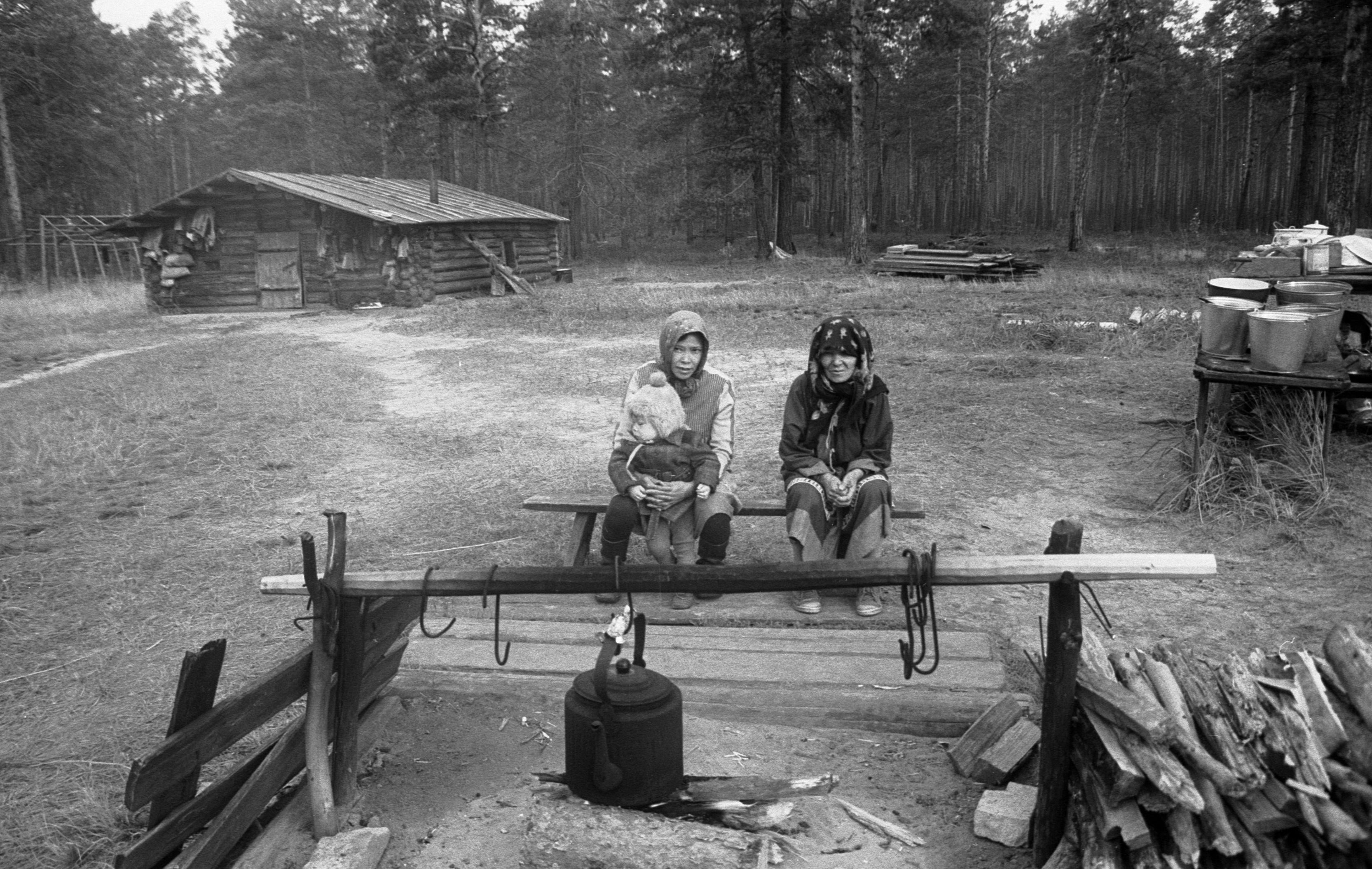 Handi naised ja lapsed tare juures (1988)