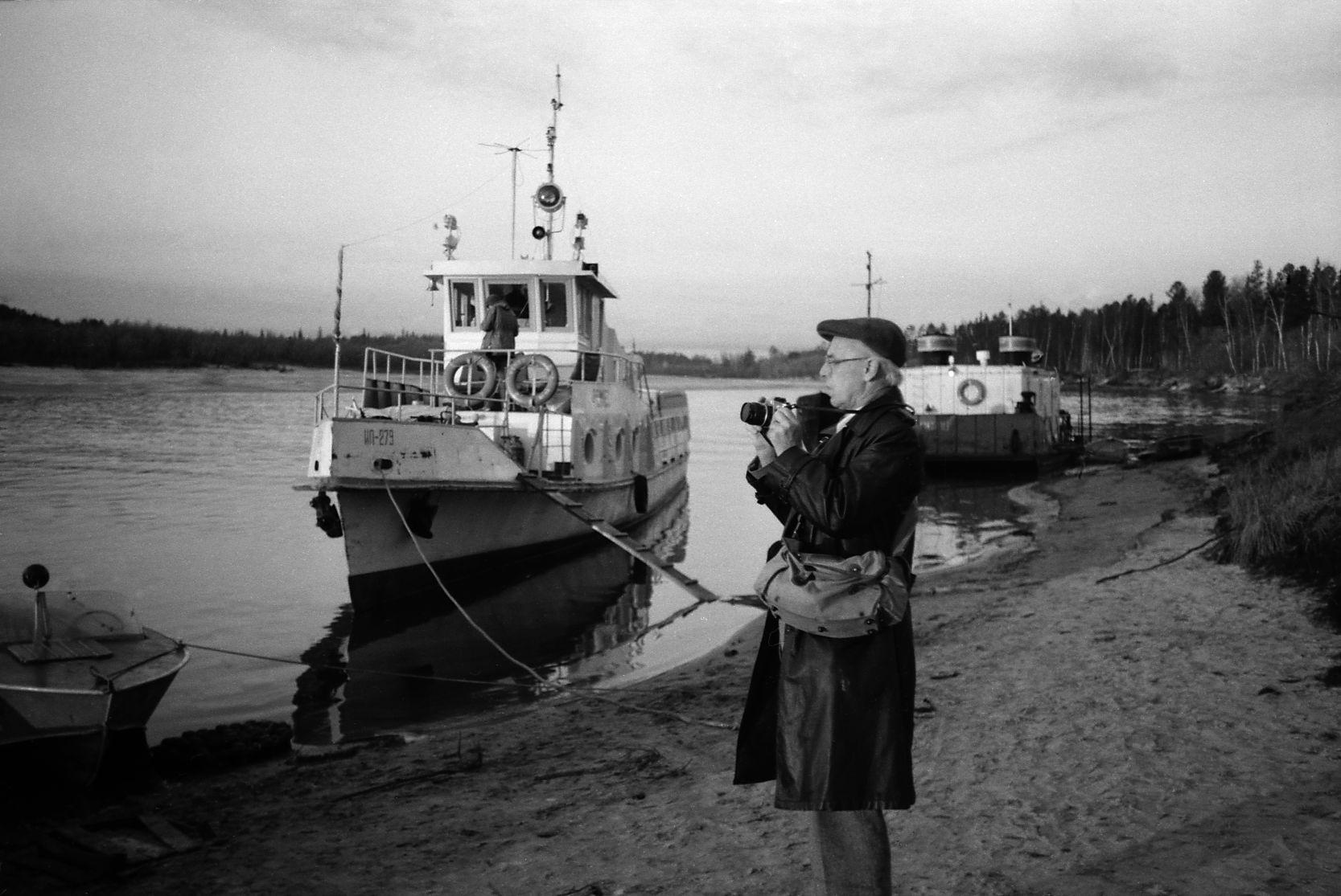 Filmigrupi peatus Agani külas (1985) -  Foto Enn Säde