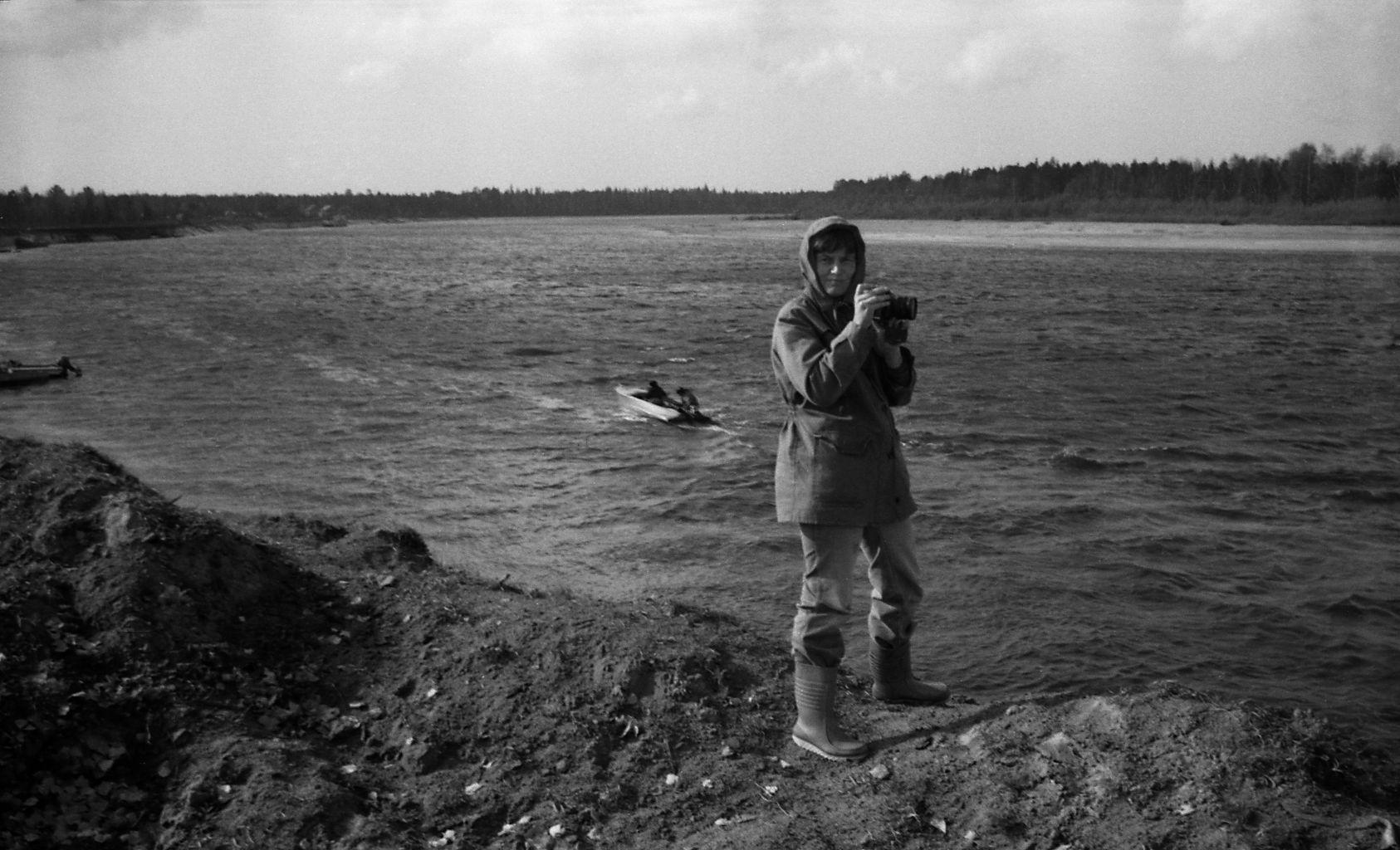 Filmigrupi peatus Agani külas (1985) -  Foto Enn Säde