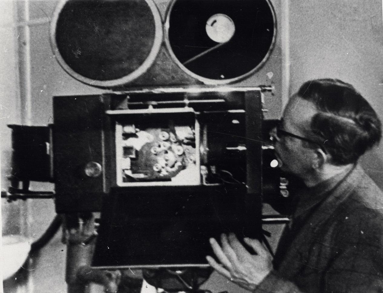Konstantin Märska Tallinna Kinostuudios filmikaamera juures (1947) - Filmiarhiivi kogu
