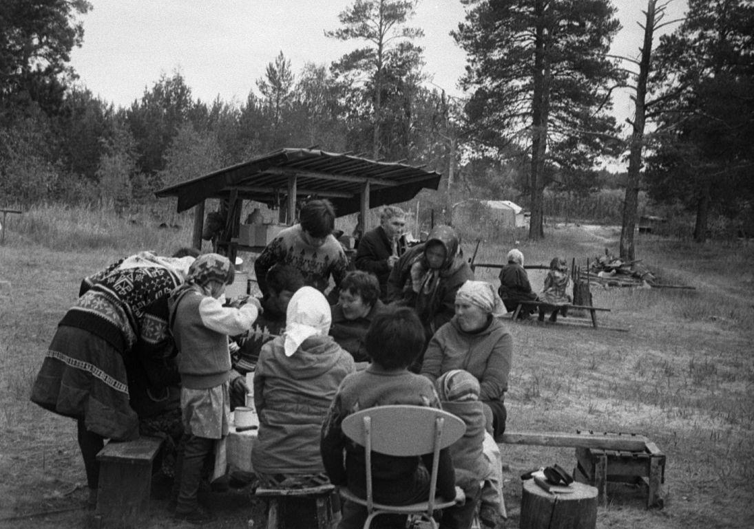 Filmigrupi söögipaus - Foto Maie Jõgi