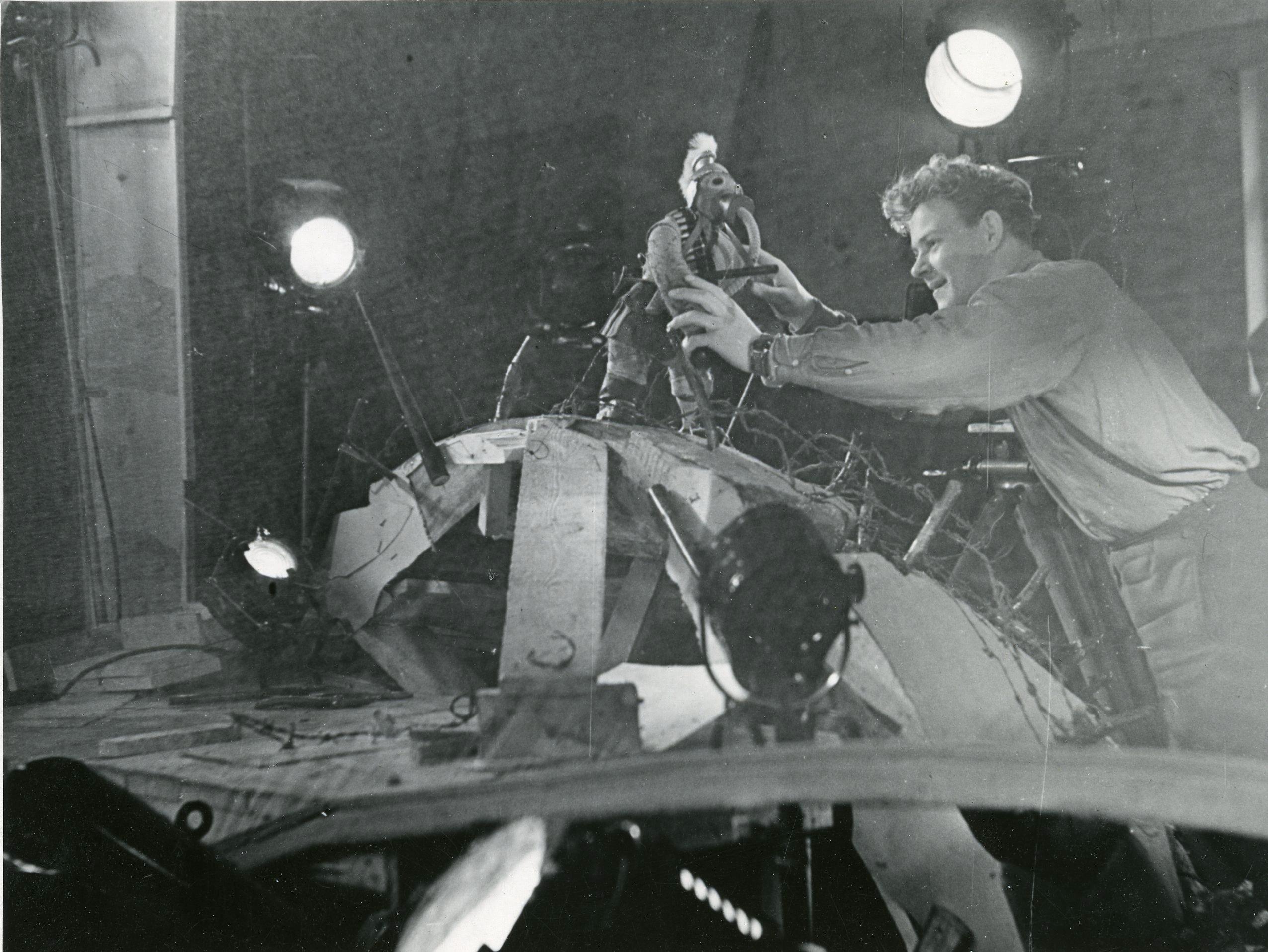 
Nukufilm „Ott kosmoses“ (1961) – Nukujuht ja operaatori assistent Kalju Kurepõld – Nukufilmi kogu
