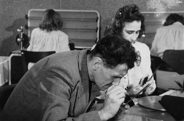 Esiplaanil režissöör Nikolai Dolinski ja assistent Veera Parvel ringvaadet monteerimas, tagaplaanil monteerijad Virve Sirel ja Ludmilla Rosental. Kaader kinokroonikast „Päev Tallinna Kinostuudios“ (1950), Ringvaade „Nõukogude Eesti“ nr 4, 10. veebruar 1950, 3/4