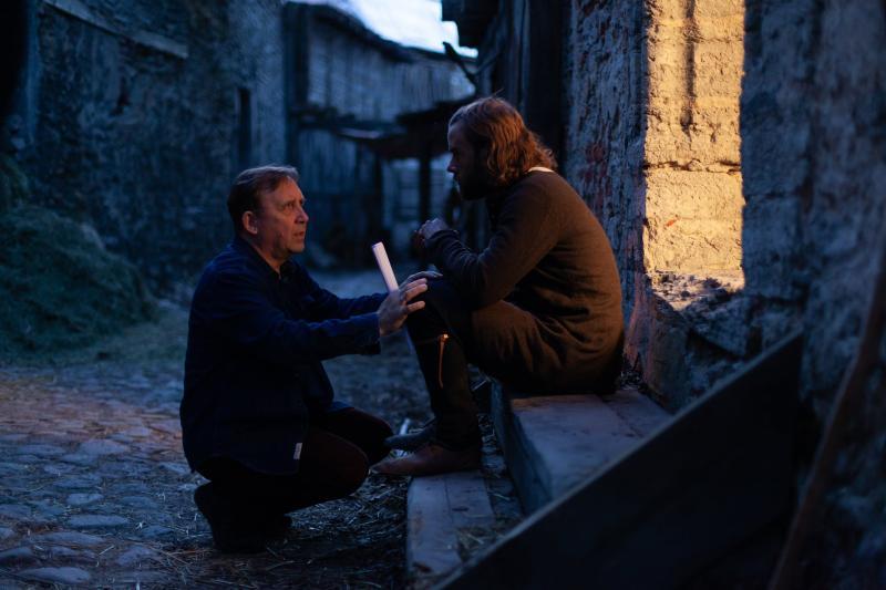 Mängufilm Apteeker Melchior (2022) - Fotod Robert Lang, Liisabet Valdoja, Jan Viljus, Eneli Rohtla, Ilja Smirnov, Anastassia Volkova, Gerli Tooming - Taska Film, Nafta Films, Apollo Film Productions, HansaFilm