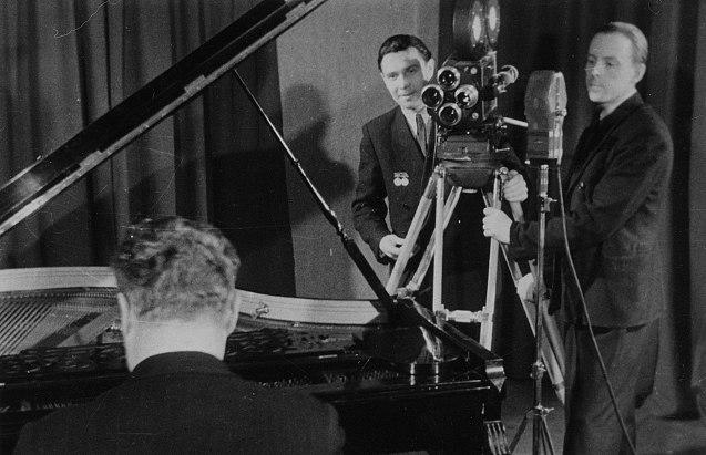 Ringvaate muusika salvestamiseks on klaveri juurde seatud mikrofon, operaatorid Semjon Školnikov ja Evald Vaher filmivad pianisti (Valfried Jakobson?). Kaader kinokroonikast „Päev Tallinna Kinostuudios“ (1950), Ringvaade „Nõukogude Eesti“ nr 4, 10. veebruar 1950, 3/4