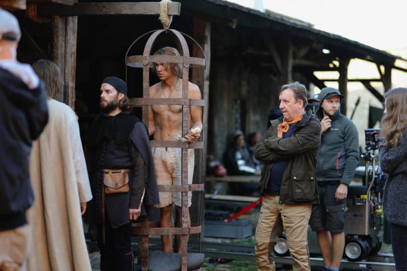 Mängufilm Apteeker Melchior (2022) - Fotod Robert Lang, Liisabet Valdoja, Jan Viljus, Eneli Rohtla, Ilja Smirnov, Anastassia Volkova, Gerli Tooming - Taska Film, Nafta Films, Apollo Film Productions, HansaFilm