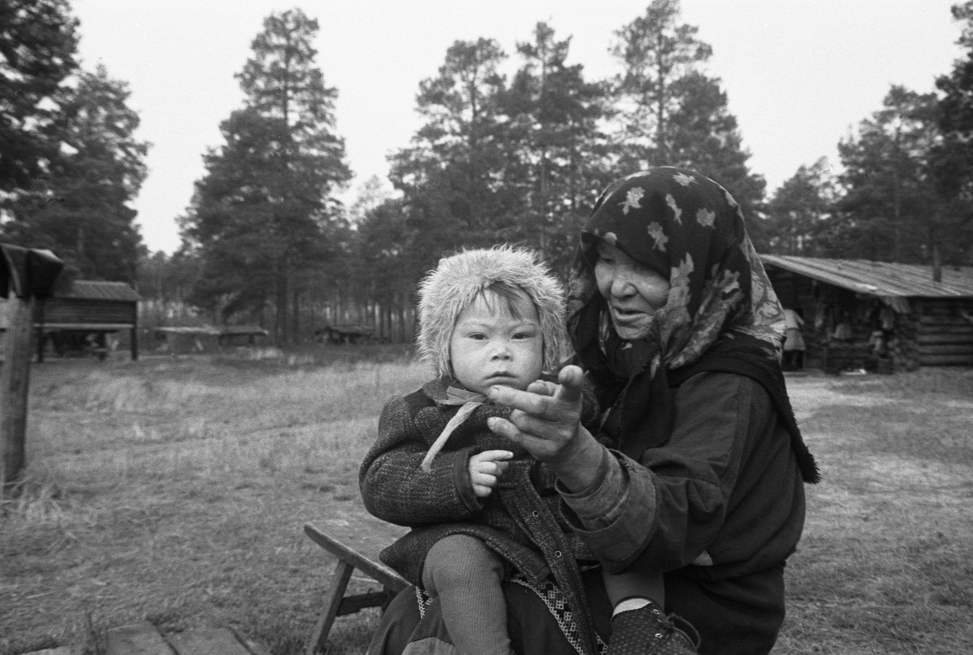 Handi naised ja lapsed tare juures (1988)